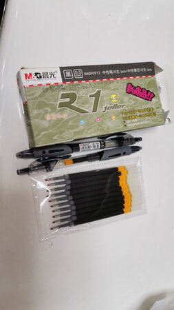 孩子自己选的型号，写字很流畅，一下子买了两盒