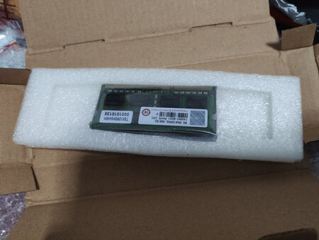 商品本身不说，特意问了有没有工具卖，告诉我会送一个开电脑的工具，我就没买。
结果到了啥工具也没有，我用手开吗？