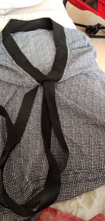 衣服收到了，简直是让我太失望，领芾实在是太硬了，没办法打结，艳色跟图片也不一样