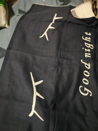 这次枕巾买得比较失败，主要是不好看，皱皱巴巴，看起来脏兮兮的，一点没图片好看。是那种纹理很粗糙，类似麻布的那种料子。全软趴趴的，皱皱巴巴。实物和图片差距太大，难看。质量么，还不清楚，没洗没用，不知道会不会变形起球之类的。铺上太难看了。将就用吧，退太麻烦，也没多少钱。