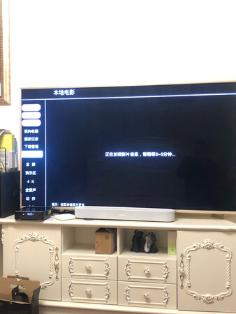开箱第一感觉还不错，精致小巧。通电后，速度很快。海报功能相当不错，识别率很高。播放器集成了在线影院，需要收费，所以没有点进去试看。因为搭配了4t的硬盘，已经拷贝了大量蓝光电影。店家很贴心的塞满了漫威系列，速度与激情系列等。流畅播放无压力，多声道输出正常。这个价钱，应该是最具性价比的播放器了。
