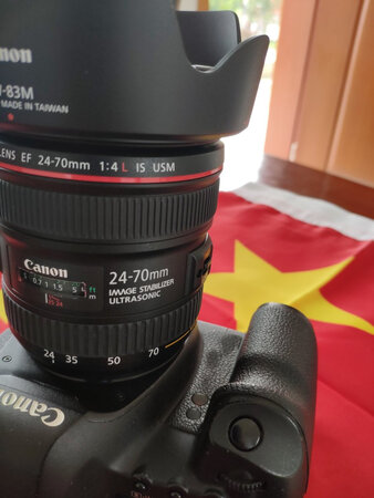 说句负责任的话，这款宝贝无论外观做工及质感都很不错，毕竟是佳能红圈镜头，而且拿在手里分量感十足，不轻不重比较适合初学和女士挂机。参数及性能特点就不再赘述了，可以多瞧瞧一些专业测评。京东及店家和顺丰的服务也不错，总之值得推荐购买。