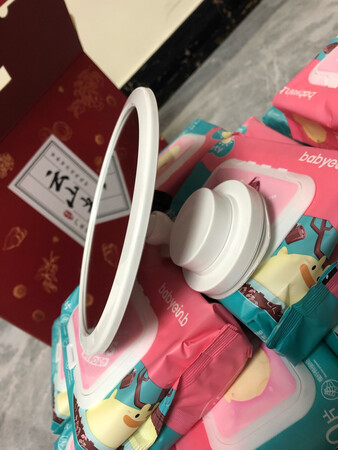 挺小巧实用的，不戴眼镜的时候就不用使劲儿往大镜子上凑着趴了……
