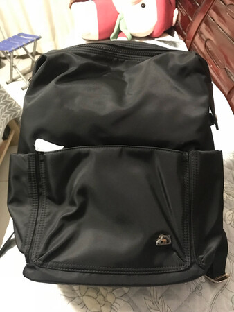 包包个头不小，可以放很多东西，样式很简单。