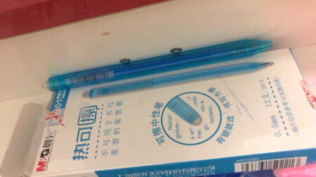 写字颜色好看，蓝色的，也流畅，就是偶尔卡住写不出，多画几下就好了，还有就是上门的可擦橡皮太容易掉了