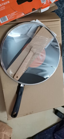 看着还可以，就是等了几天才到，听小胖妹说这个挺重的，厚重，看包装没什么问题，苏泊尔的锅，牌子还过得去，就看好不好用，就是之前买了一个电饭煲，只用了一次，之后发里面那个内胆居然凹下去了，直接退了，希望这个0K，耐用吧