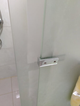 产品收到了，用在卫生间做淋浴隔断的玻璃门锁很好，免打孔安装，挺方便的。