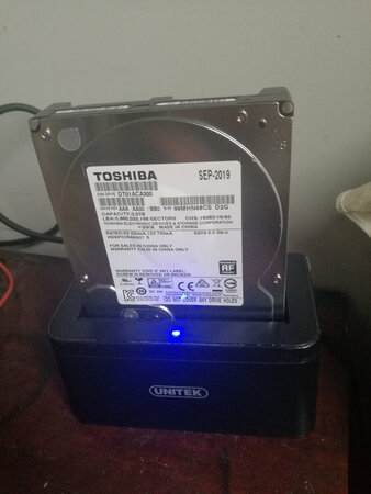 外形外观：设计比较简洁，挺耐看，不过指示灯有点亮，晚上读盘的时候会闪的眼睛痛，要拿贴纸贴上。
读写速度：用了两天，硬盘读写速度基本正常，感觉还行。希望能用久一点
便携性能：放家里插3.5硬盘用，便携性对我影响不大。不过因为是塑料的，单硬盘底座重量很轻，还是有点便携性的。
散热效果：虽然不是金属的，但是硬盘直接露在外面散热应该也不差。就是有点怕积灰。