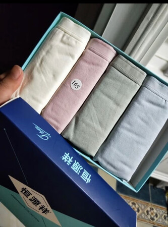 恒源祥的内裤穿着很不错哦，很舒服，感觉和没穿一样的，颜色有四种颜色，好好看，买了两次，一次自己穿，穿着不错，然后给老姐买一份穿，真的很好的，他还是抑菌的，虽然不知道抑菌效果如何，但是感觉很不错呀，这款内裤很喜欢