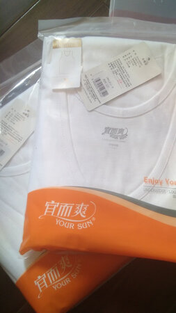 背心质量不错，厚薄适中，宽松款，整体效果满意。