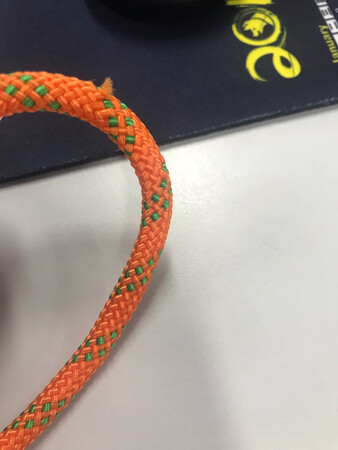 不错，物流很快，价格合适。
尺寸基本是足的，拉一下很结实。
绳子上有一点小瑕疵，其他还行。