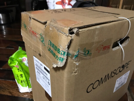 产品包装：有明显破损，感觉遭受严重暴力
外形外观：如图片所示，无论是外包装还是内包的鼓轮，都有明显的破损
产品质量：因为产品的特殊性，加上，自己装修还没有完工，所以无法去测评。
产品性能：相信应该要比五类线要好