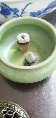 点燃后自动灭了，连续两次，只有火燃到三分之二可以不用再点火，用了十多个都是如此。