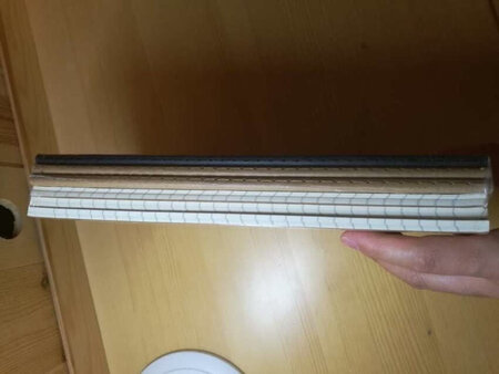 首先京东的物品，大家可以放心购买，都是正品。退还无忧，支持京东。
其次这款本子买了多次，使用效果非常好，书写顺滑，不会出现字迹模糊的情况。纸张页数也很多，性价比非常高。大小适中，a4大小，非常容易收纳，放在包里桌子上都很合适