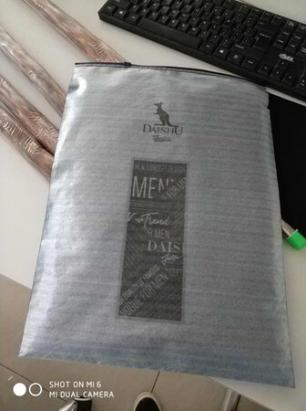 衣服收到了，质量很好，材质和厚薄度很适合夏天穿，透气效果很好，上身效果也不错！