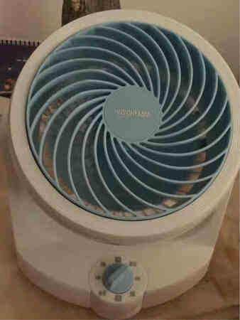 小巧玲珑，颜值高，如果放在床头或者放在书作上只能使用静音档风力还有点大。个人感觉。怕热的人可能蛮好的