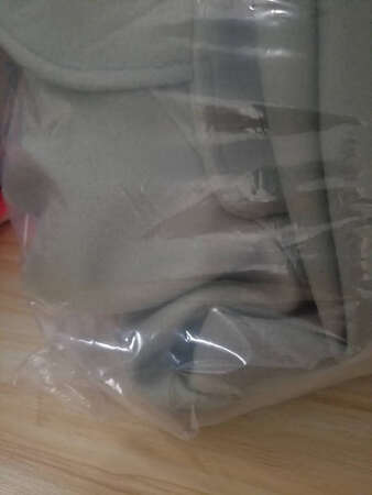 衣服质量太差了，想退了还点击不了 ，虽然不贵，但是也200呢，以后要买的朋友考虑考虑再买，