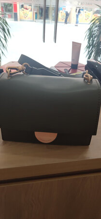 不知道是真还是假的！宝宝上面不是平面的！