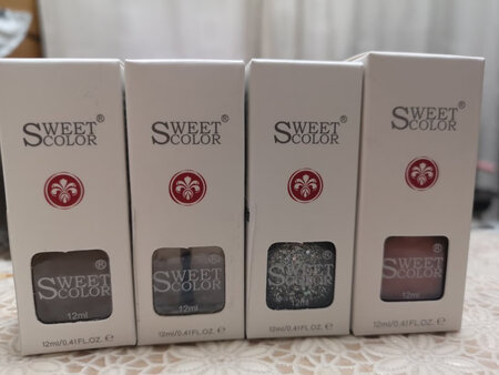 璀璨亮片、多彩闪亮，散发着犹如水晶一样的光泽，这就是这款sweetcolor微光疗美甲指甲油（银丝闪亮）的美妙之处。至于气味么总是有点儿的，不是很正常吗？至少不刺鼻不那么令人作呕呀！
涂完后两个星期都不会有大变化，无论光泽还是完整性。这真的是一款价廉物美的好产品。