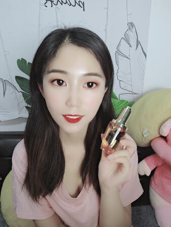 原液味道香香的，无刺激，不过敏，涂在脸上可以提亮肤色，均匀肤色。脸上的斑明显淡了，皮肤变得紧致，整个脸也滑滑的。按压式用起来也方便。会坚持用哒，期待效果哟。