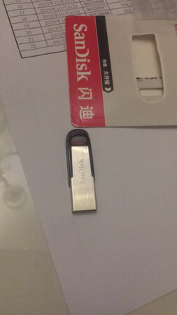 外观材质：金属质感非常好
体积容量：标注的32G的容量实际只有28.6G
传输速度：写入速度慢一点，读取速度快
其他特色：价格实惠、小巧玲珑、实用