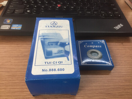 东西收到，按商品使用提示马上进行消磁操作（手表确实带磁性），晚上再验证一下消磁效果（此前我的机械手表一天下来经常偏快2分钟甚至更多）。商品外观总体不错，操作也方便，如果说有什么小瑕疵的话那就是指南针背面接缝处有些不平整。不过总共几十元的东西，对外观要求也不能太高，重要的是实用性！