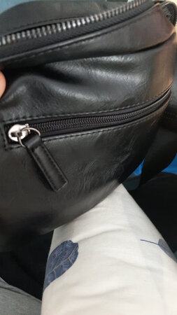 外观颜值：合大众审美观 
材质手感：皮 
容量空间：大小适合
