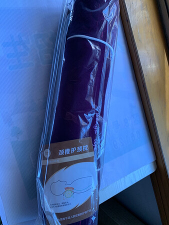 这个颈椎枕挺好的，如果嫌不舒服，可以把里面的丝棉自己掏出来点。