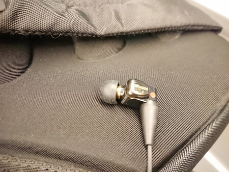 大小合适，做工很不错。比耳机自带的那套稍稍发涩，希望使用一段时间后可以改善。盘他！