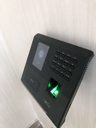 使用起来很方便，导数据做考勤报表也很方便，很好用