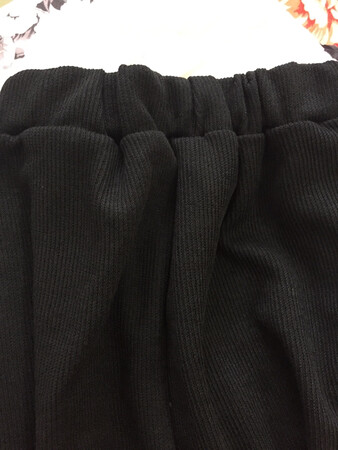 商品跟卖家描述不符合，质量太差，还不如地摊货，卖家服务态度也不好，网购了几年，从没给过差评，真的太气人了，请各位广大网购朋友慎重再慎重，不要再被欺骗了，下面就是我收到的衣服，你们可以对比一下