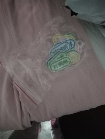 名贴是上幼儿园的必需品，老师对衣服的要求是怕孩子的衣服混乱了，不好分辨。这是我们第二次买名贴了，第一次的比这大，还是小点合适。所以大小合适，颜色也可以有四种，20多个，但是到冬天还是不够的。质量还可以，个别洗后有脱线的情况，大多数还可以。