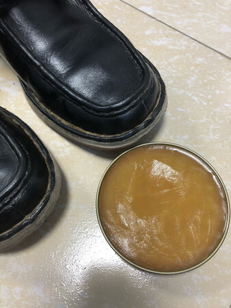 原来买过黑色的，这次买的无色的，适用范围更广，效果不错，就像是鞋面抹了一层保湿霜，很喜欢。