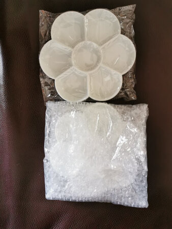 卖家为了防止调色盘损坏又加了一层包装，想的挺周到的。
