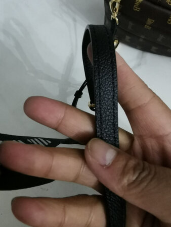 做工细节：做工还可以，但是背的肩带好细的