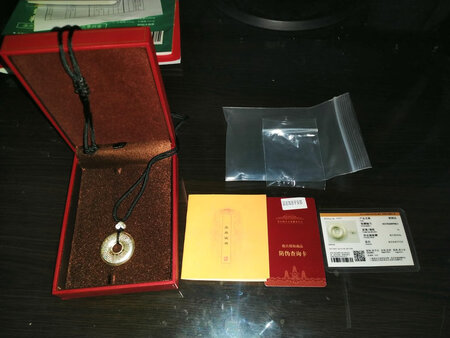 宝贝收到了，嗯，物流真的很快。而且这个宝贝有优惠价格也很实惠。一眼看上去就喜欢上了它，所以在这个双11就毫不犹豫的拍下来了。本来有好多挂件了，但看上了它还是忍不住拍了下来，因为这个平安扣识别度很高。而且它的做工一眼看上去真的很不错，没让我失望。更重要的是它的那个108个六字真言，断除108种烦恼，^更是真正适合我的心意。所以感觉这次购物真的很愉快。嗯，谢谢店家，五星点亮。