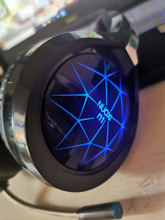 戴着很舒服，也不重，音质很棒，我爱！