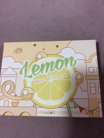 显色度不错，颜色很适合夏天使用。粉质也可以。