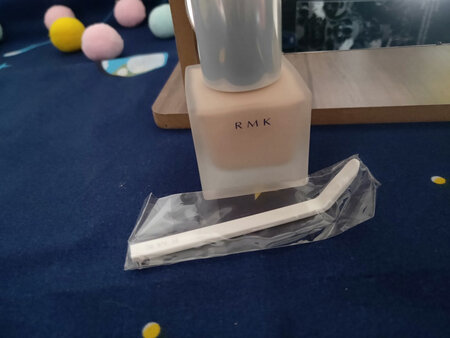 包装还挺完整的扫了一下应该是正品瓶身磨砂的很有质感  就是美妆蛋换成了粉扑