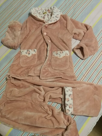 非常好，衣服质量很好，质地柔软，绒很舒服，特别特别厚实，家里来暖气之前就靠这身了，很暖和一件就可以了。这个颜色也跟美，其他颜色一般，觉得暖和又给妈妈买了件一模一样的，搞活动又便宜了10块多。洗过了也不掉毛。唯一的缺点是领子是双层的，太厚了，容易热……