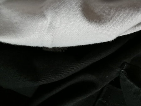 衣服就穿了一天扎的我难受下班回家脱了看了一下后脖子全是红的衣服不能洗洗过以后衣服起毛球一分钱一分货想~买好货的省省吧