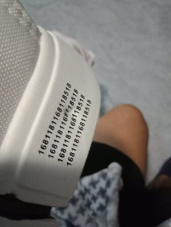 东西应该是旧的，我非常不明白一件事别人不满意的鞋子我为什么就会满意了？鞋子有个坑，配饰是脏的，鞋面也是脏的，没到6点就没有客服了也是神奇的店铺，由于手机的问题可能没那么清晰，用眼睛看比这严重的多