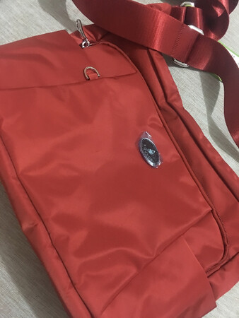 外观颜值：非常好看百搭
材质手感：防水面料
容量空间：大大大大大大大可以装很多东西
做工细节：细节很好没有瑕疵
适用场合：休闲逛街，外出旅游很合适