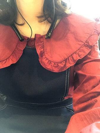 衣服的设计是挺不错的，很减龄，用来搭配背带裙或者背带裤，很青春的感觉，这是荷叶领的最好的方法。不过美中不足有一点，就是这个衬衫掉色。还没洗的时候摸到这个质地就觉得可能会掉色。洗衣机洗了染到了其他衣服了。