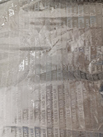 挑选了许多家，最后选了这一家。收到后迫不及待试穿了，肚子原因？肚子和腰紧，腿以下比较松。店家说是全面牛仔布，吊牌上没有写面料，写着个棉麻（没有拍）。已经开始穿了，暂时还试不到扎人的感觉。买的时候没有发现是七分裤，回来试穿才发现，现在这个天气穿正好。样式可以，遮粗腿，颜色有出入，偏暗一些。总体可以，不错，满意。