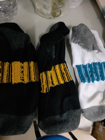 本人穿六年安踏，这袜子绝对不是正品，洗过一次穿开始磨脚，超级难受。肯定不是鞋的问题，穿别的袜子一点事没有