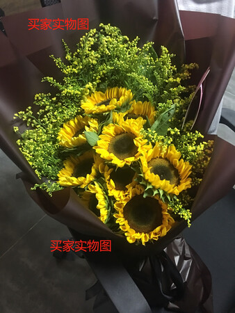 图一卖家秀，图二是拿到的实物图，，我都拿不出手去送人了。客服就说是根据店铺实际有的花材来做，但是也太丑了点吧，，，一百多块就买了这个玩意儿了