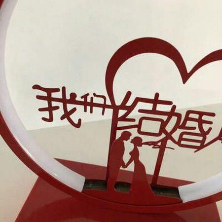 找了好多款式做对比，最后还是觉得这款比较有创意，也应景，买来结婚用的，很喜欢，店家还送了一个红色手提袋，不错