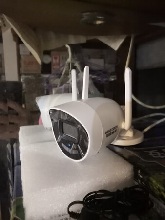 海康威视作为安防第一股，和大华股份并列安防双雄，作为双十一秒杀的80价格无敌了，完全超出预算，镜头出奇的好，体积比想象的大，做工一流，安装非常方便。按照说明，插上电源，安装萤石app，设置局域网简单几步就搞定了，microSD卡用的老手机拆下来的还能用32 G够用了，偶尔看一下不用担心不在家了，唯一的遗憾没有开关键，app也没找到关机选项，好评