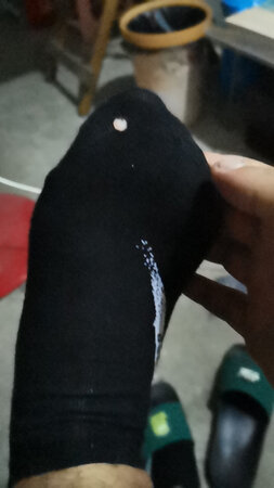 也就这个价格吧，一天没到脚趾头都破了。已经是第二双了，一双也就不说了。当一次性的穿吧。
